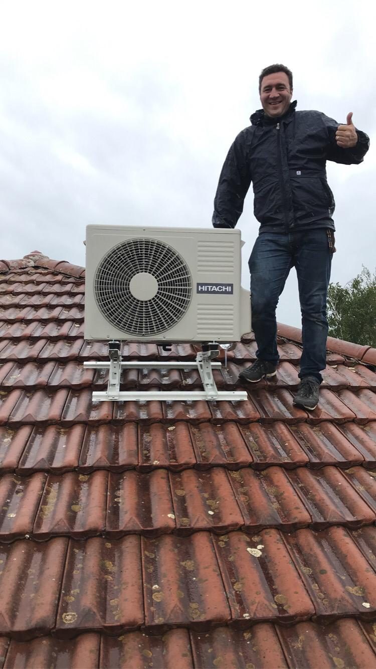 Mathieu Maurin, fondateur Easy Calo, sur un chantier d'installation de pompe à chaleur à Saint-Vulbas